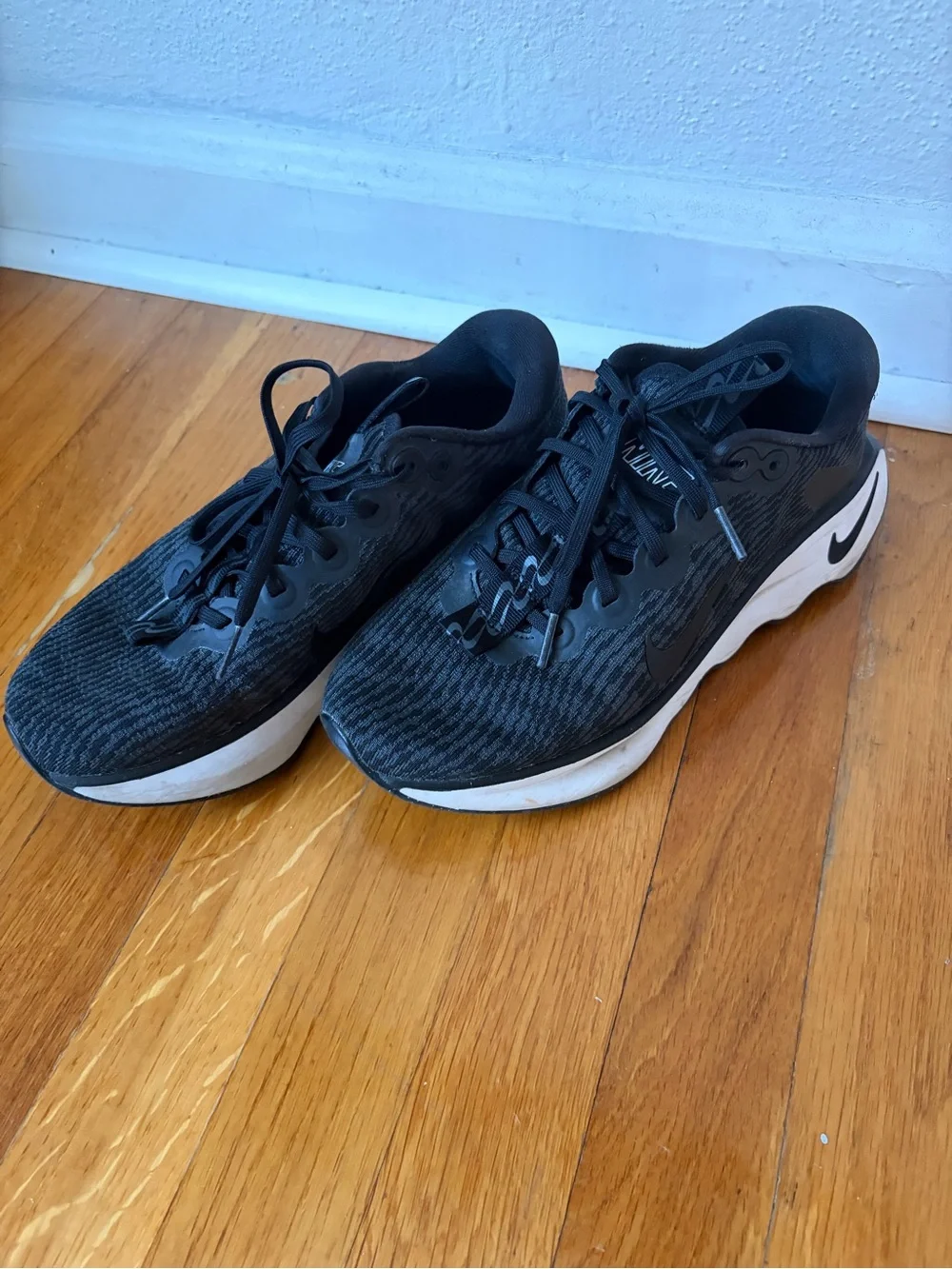 Nike Women’s Motiva’s Walking Shoes (Black / White) US 8